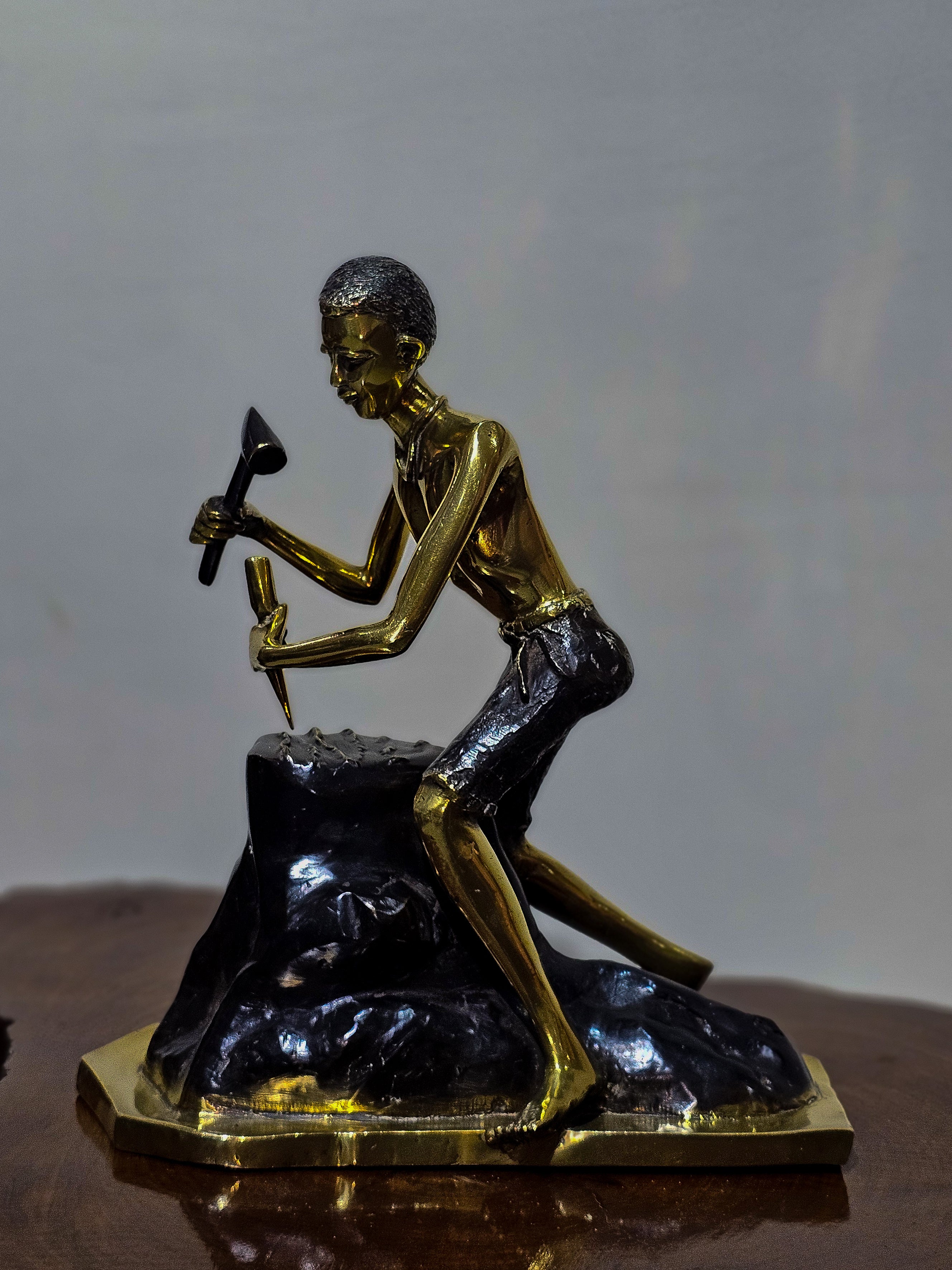 Le sculpteur (The Carver) Bronze sculpture