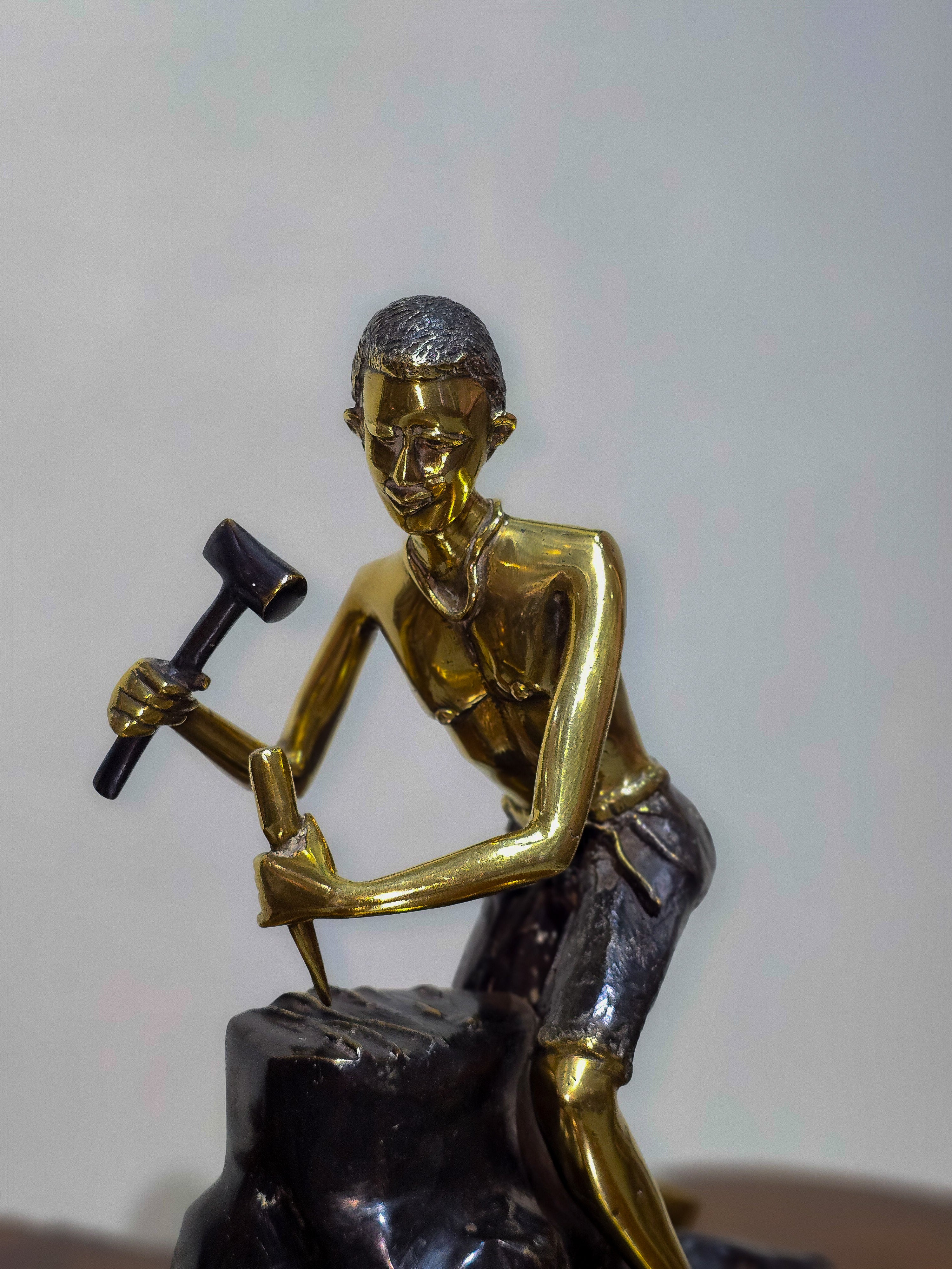 Le sculpteur (The Carver) Bronze sculpture