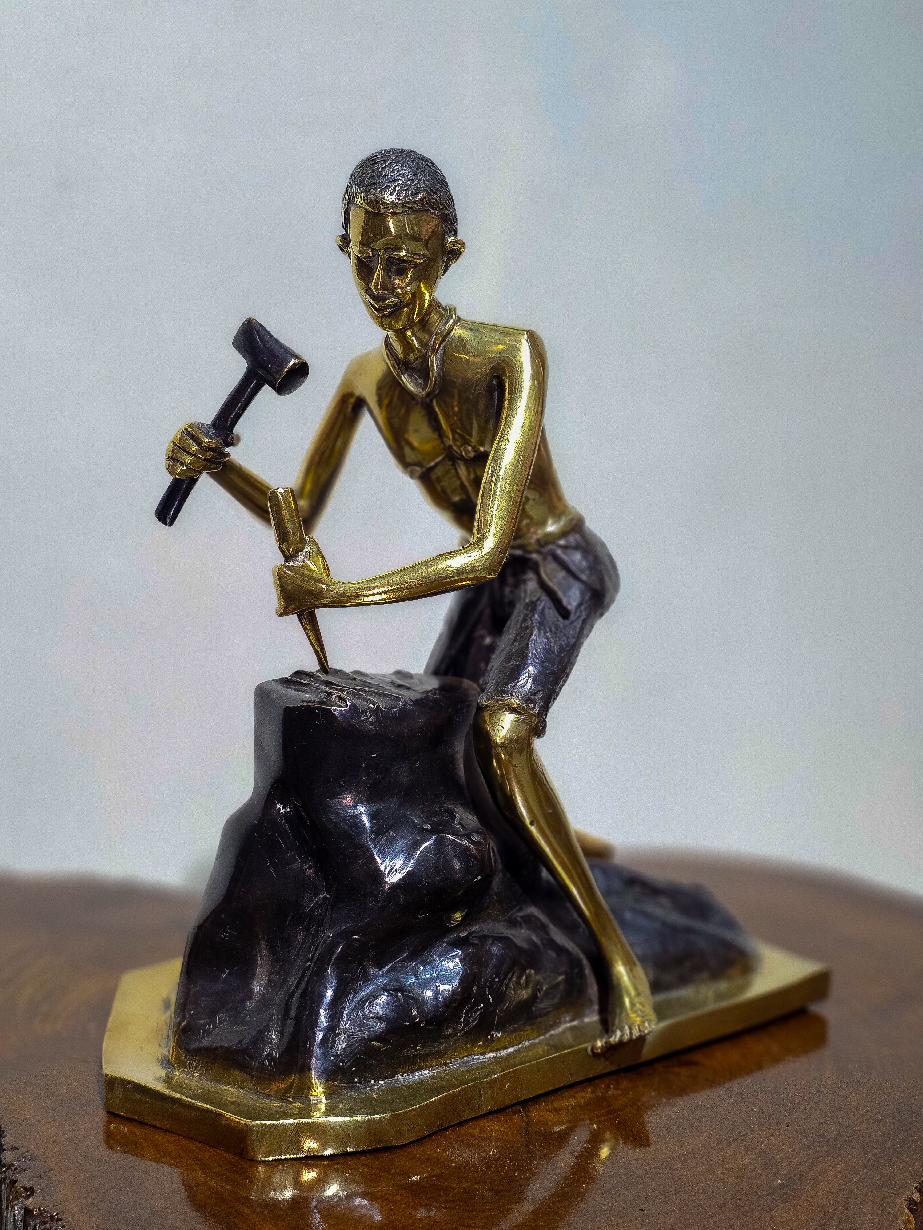 Le sculpteur (The Carver) Bronze sculpture